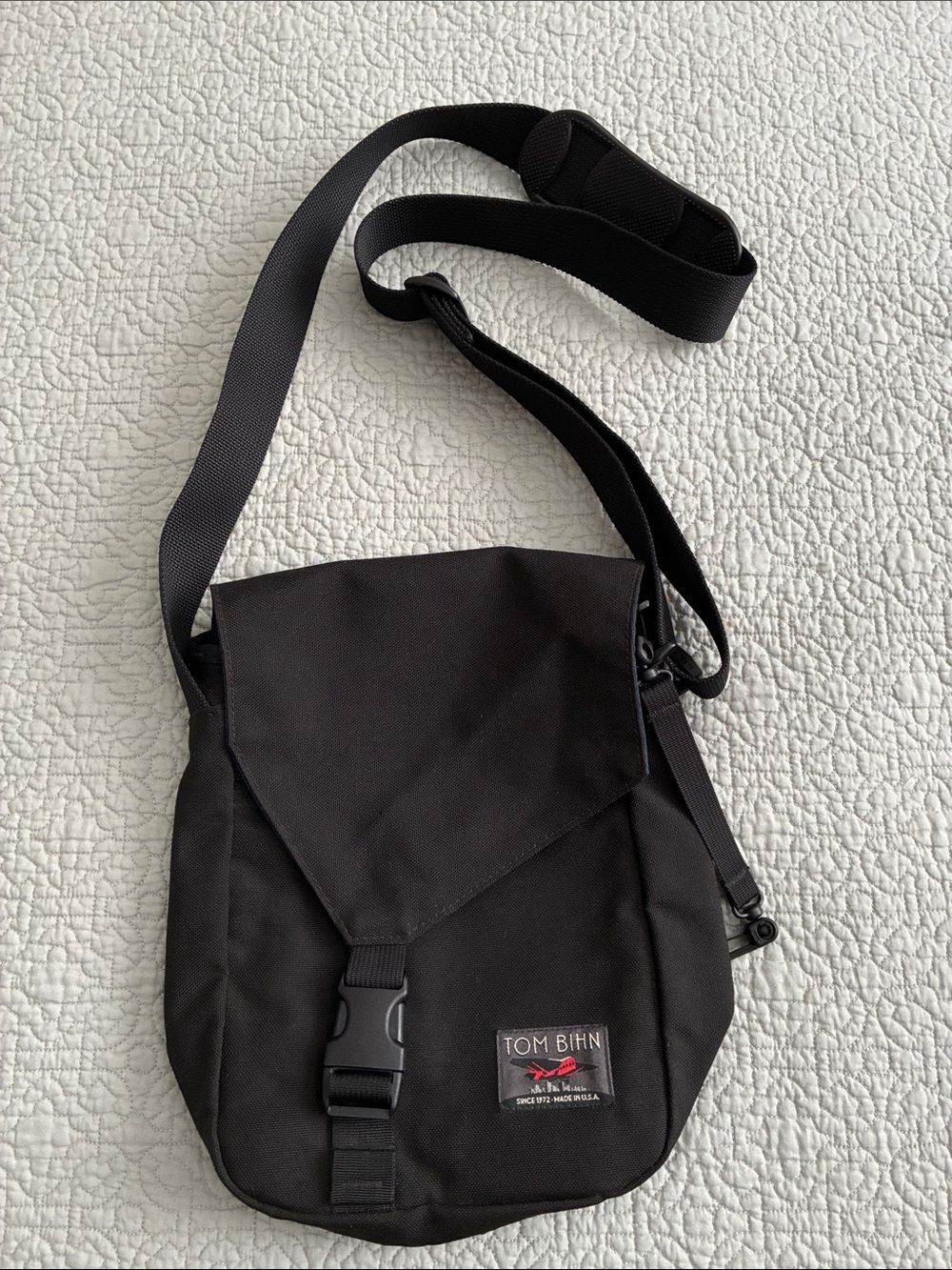 Tom Bihn Black Messenger Crossbody Hiking Commuter Bag Men